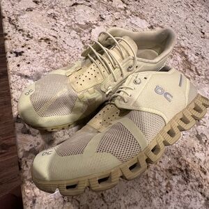 On Running Light Yellow Athletic Shoes Women’s 9.5, EU 41